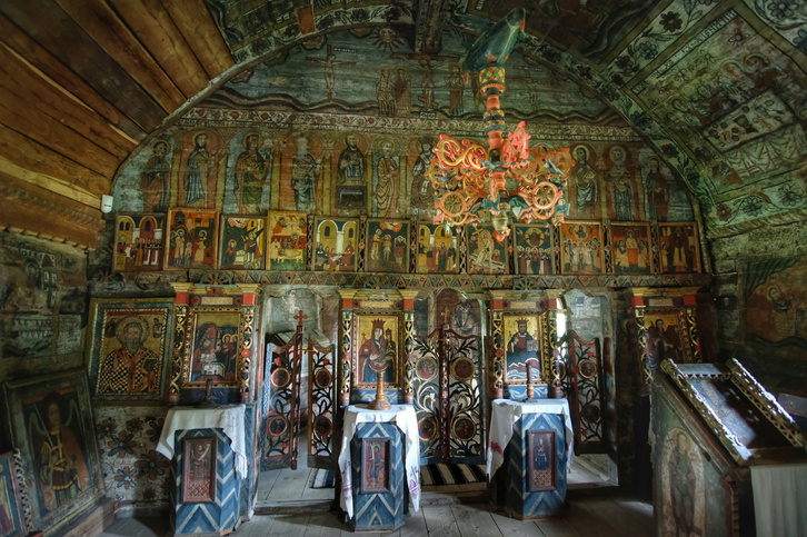 Rogoz elizaren barrualdea