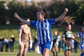 Ainhoa Guallar celebra su gol con el Alavés al Oviedo en 1ª RFEF.
