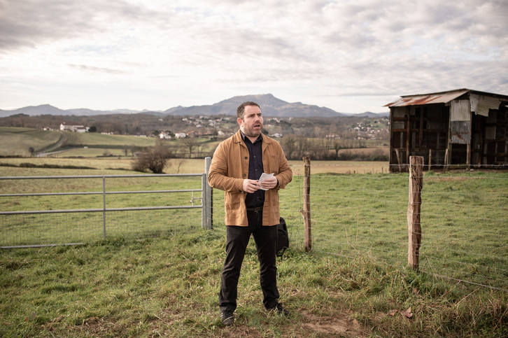 Peio Dufau EH Baiko diputatuaren artxiboko irudia, Arbonan egindako prentsaurrekoan.
