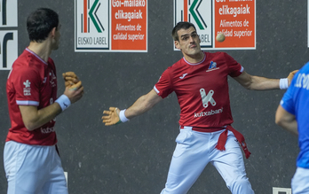 Joseba Ezkurdiaren joko eroak finalerdietako garaipena bideratu die gorriei Donostian.