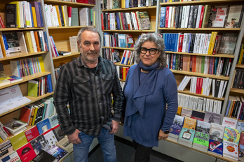 Lana, lana eta lana egin dutela diote Ramon Tatiegik, ezkerrean, eta Esther Moiuak, eskuinean. Errelebo faltan, martxoaren 31an itxiko dute denda.