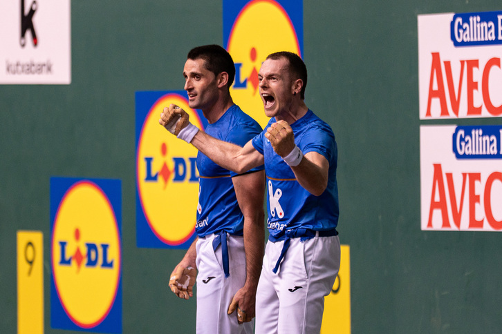 Laso eta Albisu Jaka-Iztuetaren aurkako garaipena ospatzen.