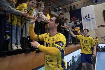 Eneko Furundarena zaletuak agurtzen Potaissa Turdaren aurkako partida amaitu ostean.