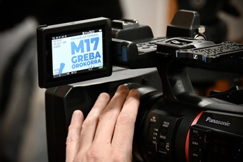 Una cámara graba un cartel a favor de la huelga del 17-M, a favor de un SMI propio para Hego Euskal Herria.