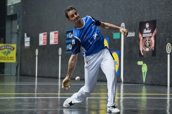 Dario, aurreko partida batean pilota astintzen.