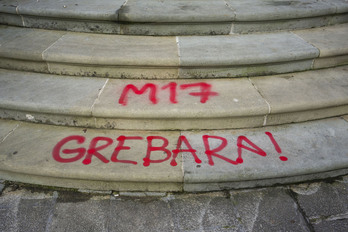 Una pintada llama en Donostia a la huelga general del 17M