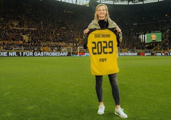Alex Popp posa en el Westfalenstadion tras anunciar su fichaje con Borussia Dortmund.