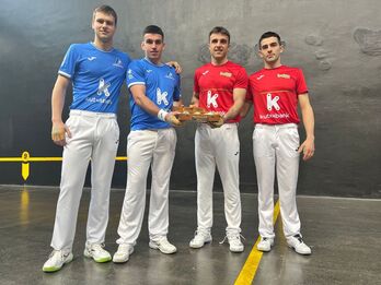 B Serieko finaleko lau protagonistak, pozik materialarekin.