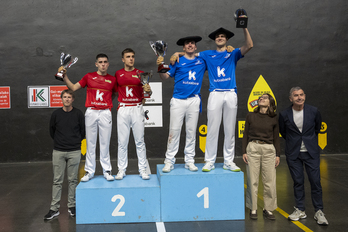 Murua eta Gabirondo, txapelak jantzita, ondoan Peña II.a-Salaverri II.a dituztela.