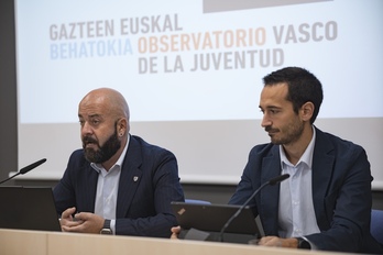 ‘Euskadiko Emantzipazioaren Giltzak’ ikerketaren aurkezpenean Eusko Jaurlaritzako gazteria saileko sailburuordea, Xabier Legarreta, eta Gazteria eta burujabetza zuzendaria, Adrian Lopez.