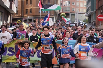 Maldan gora eta behera ibili da Korrika Santurtzitik.