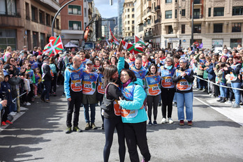 AEK-ko kideak eta mezuaren egileak.