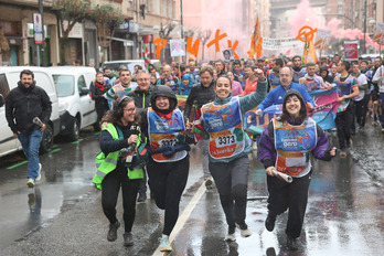 GARA, NAIZ eta NAIZ irratiko langileak Bilbon, Korrikako lekukoa eramaten.
